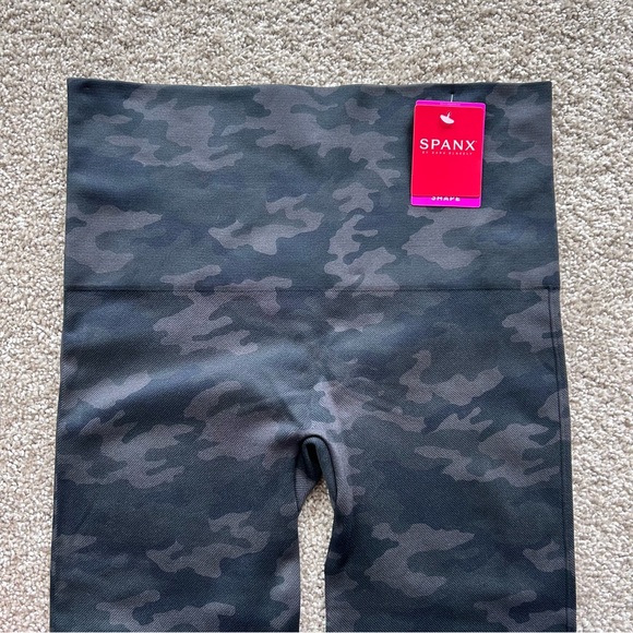 Spanx NWT Look At Me Now Seamless Leggings Black Camo Size Large FL3515 - Picture 3 of 10